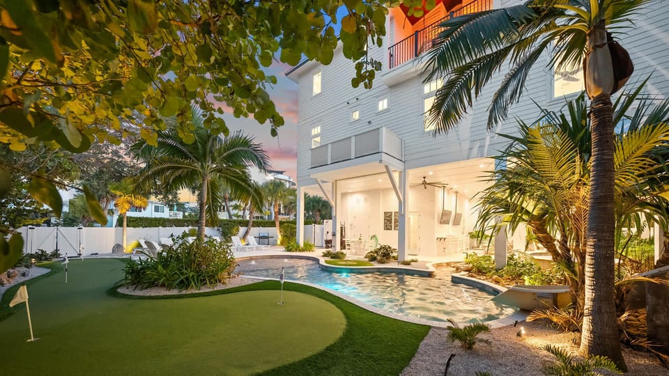 The Plaza - Twilight - 8 Bedrooms - Resort Style Heated Pool - Waterslide - Oversized Spa - Mini Golf Course - Chipping Green