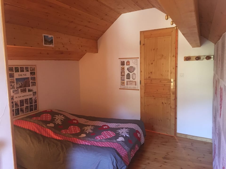 Chambre lit double a l'etage