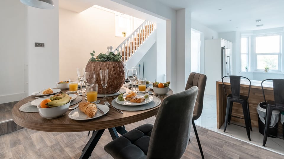 House | 4 bedrooms, individually furnished, laptop workspace