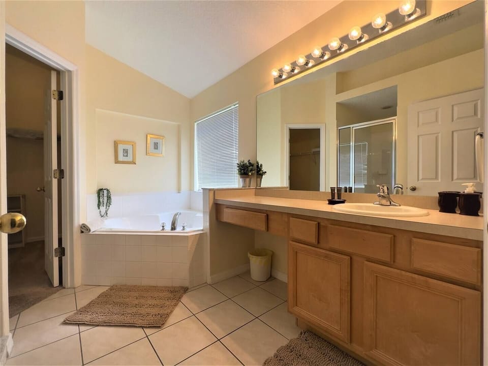 King-size Ensuite Bathroom
