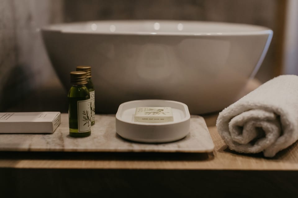 Superior Double or Twin Room | Bathroom | Shower, rainfall showerhead, free toiletries, hair dryer