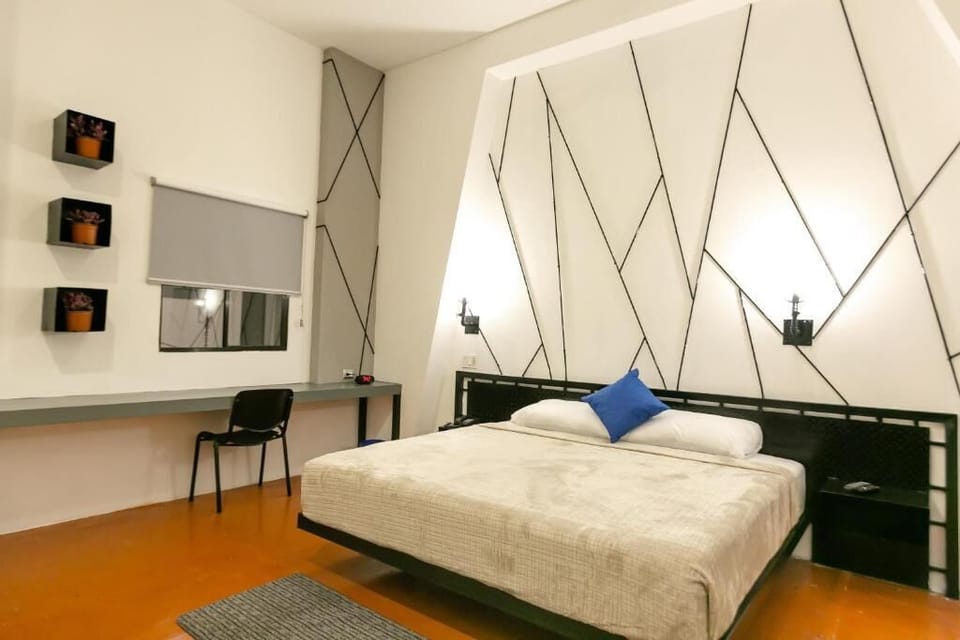 Basic Room, 1 King Bed | Desk, laptop workspace, WiFi (free), bed sheets