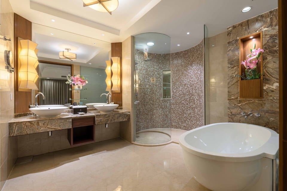Shower, rainfall showerhead, free toiletries, hair dryer