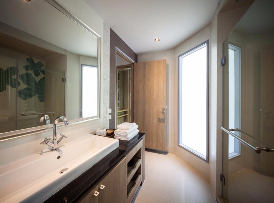 Villa | Bathroom | Rainfall showerhead, free toiletries, hair dryer, bathrobes