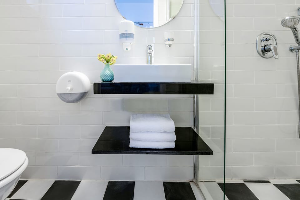 Family Room, 2 Bedrooms | Bathroom | Shower, free toiletries, towels