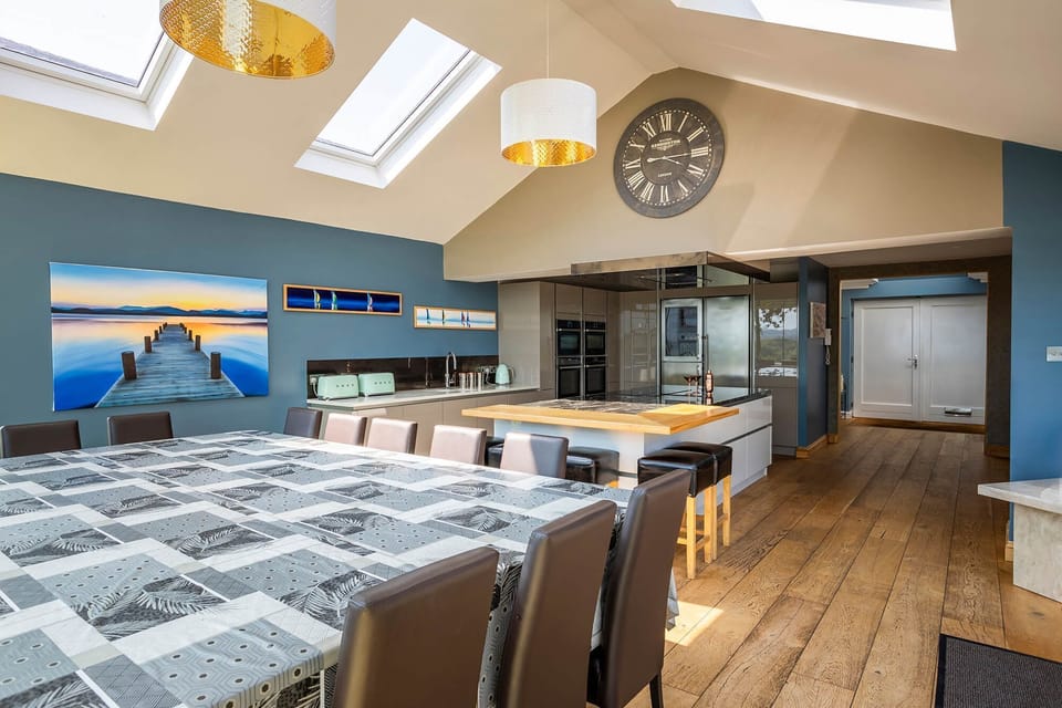 Kingsley Lake View: Contemporary kitchen and dining areas in the open plan living space