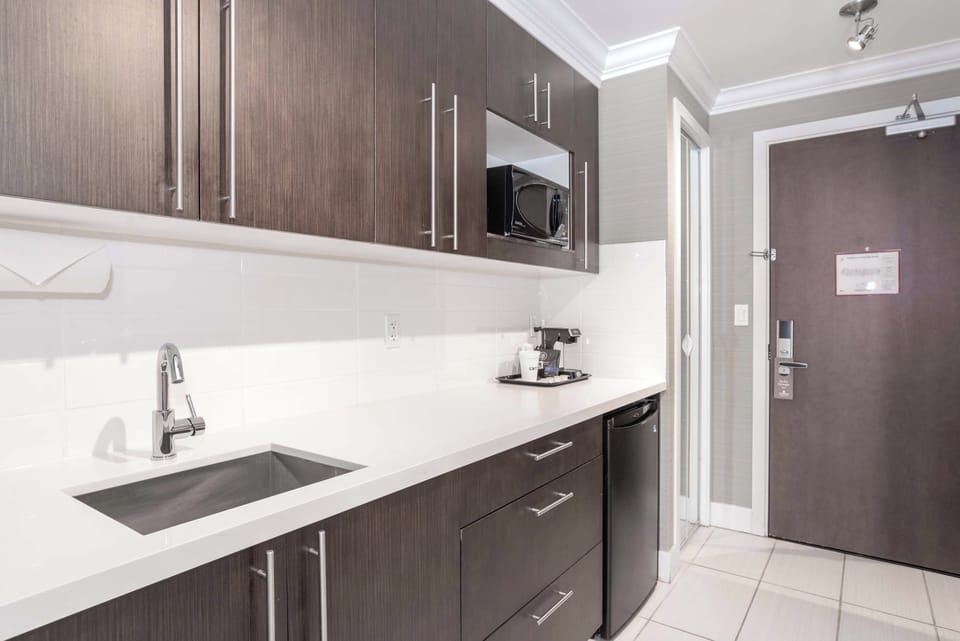 Standard Suite, 1 King Bed, Kitchenette, City View | Private kitchenette | Coffee/tea maker, microwave, electric kettle