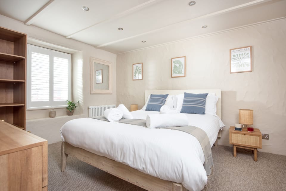 Beach Cottage, St Agnes. Ground floor: Bedroom one with a 5' king-size bed and en-suite