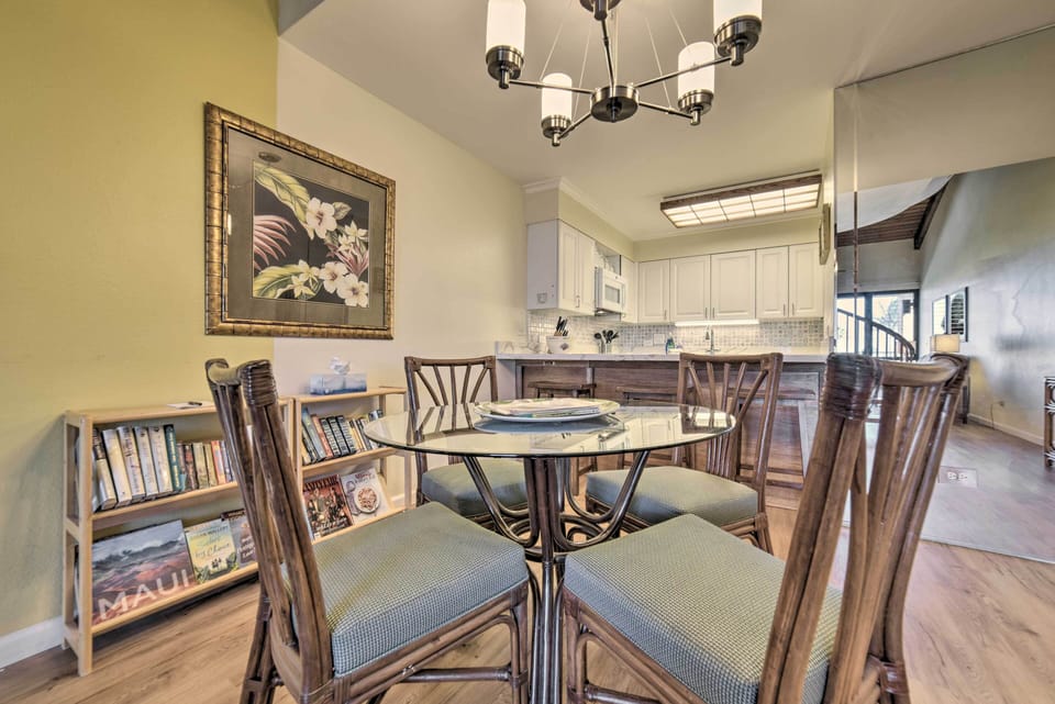 Dining Area | Dishware & Flatware Provided