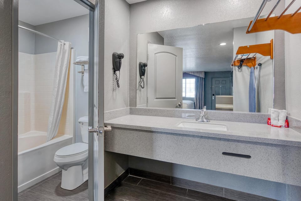 Combined shower/tub, deep soaking tub, free toiletries, hair dryer