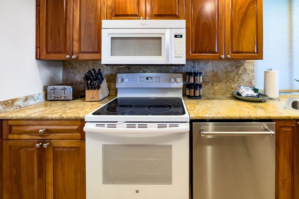 Condo, 1 Bedroom | Private kitchen | Coffee/tea maker, fridge, oven, toaster