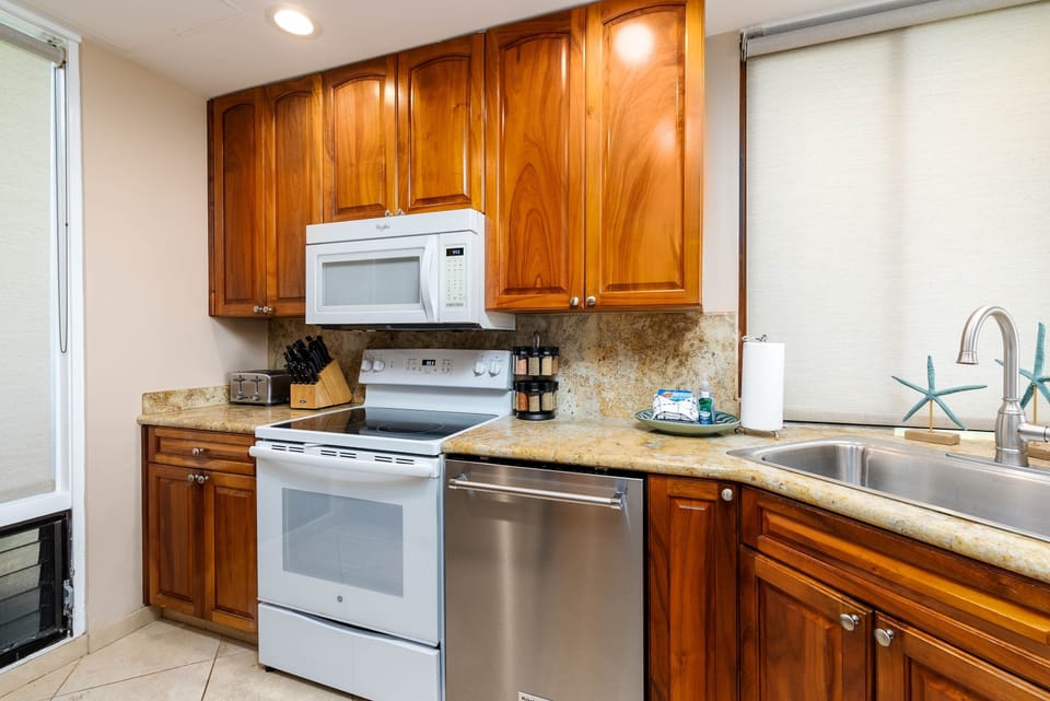 Condo, 1 Bedroom | Private kitchen | Coffee/tea maker, fridge, oven, toaster