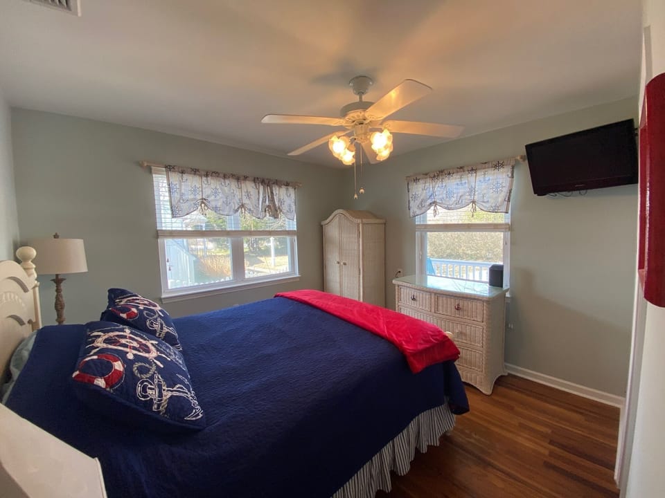 Bedroom 2 - Queen Bed