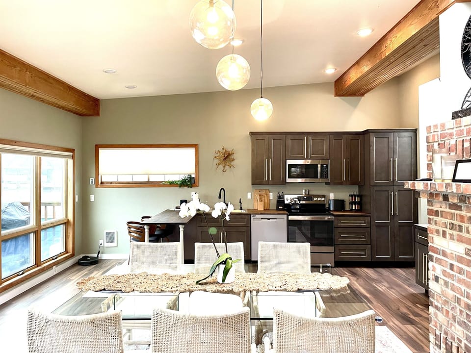 1,500 sq ft open floor plan.