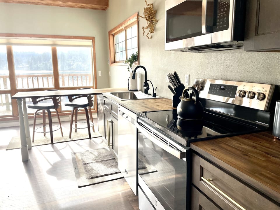 River views from kitchen and breakfast bar