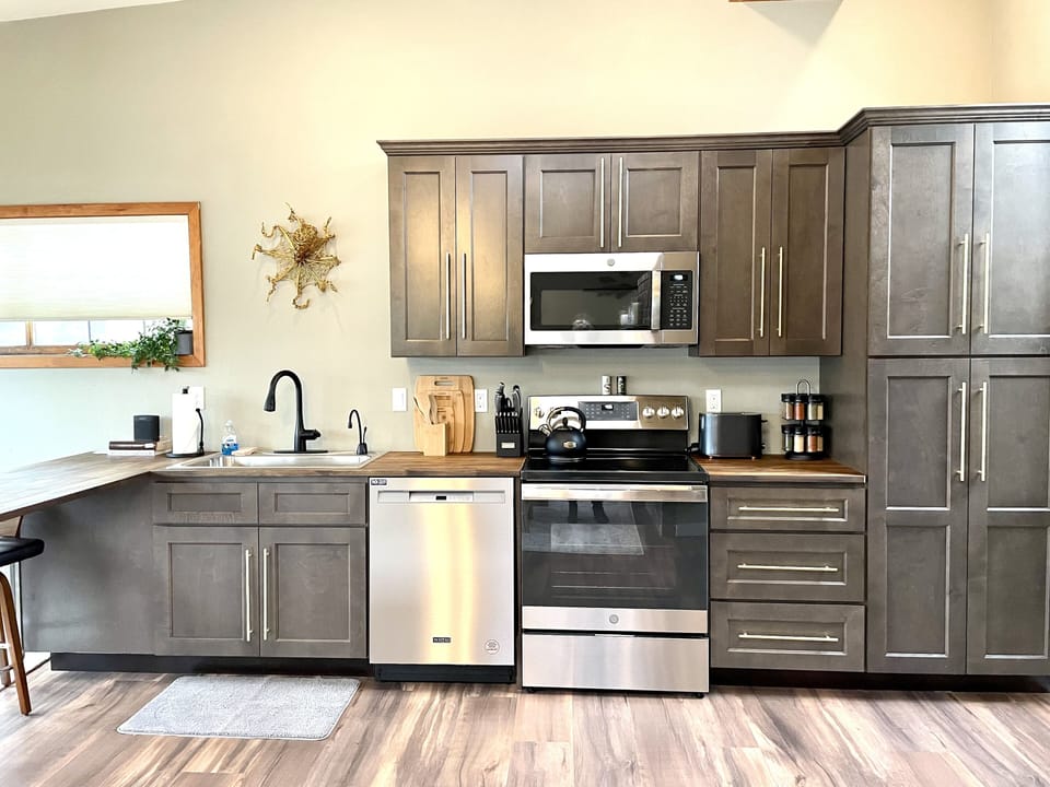     Open Kitchen & Breakfast Bar