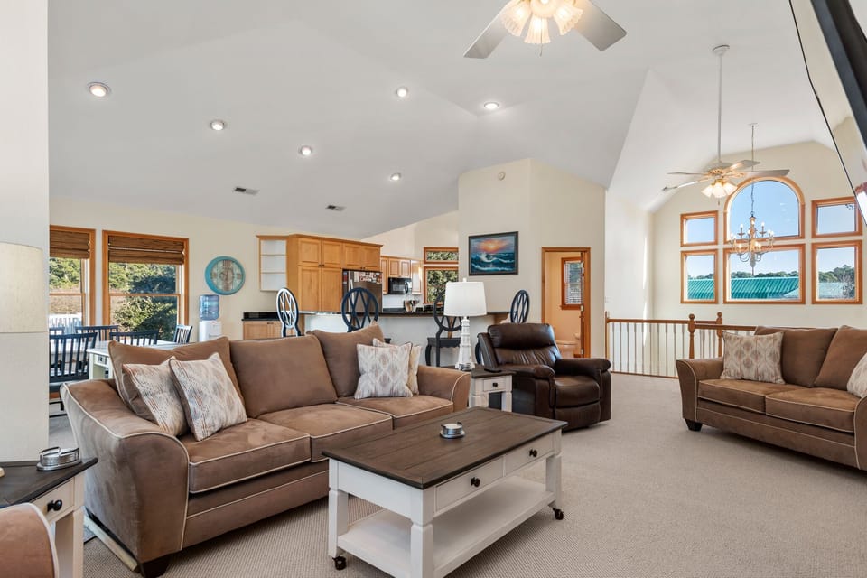 CL550: Sea-Sound Blessing | Top Level Living Area