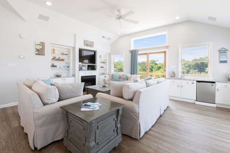 DU506: Salty Duck | Top Level Living Area - Fireplace Not Available For Guest Use