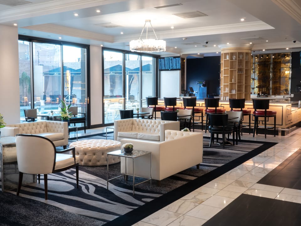 7 bars/lounges, lobby lounge, wine bar