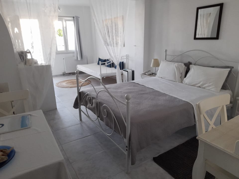 Luxury Studio Suite | Premium bedding, pillowtop beds, in-room safe, laptop workspace
