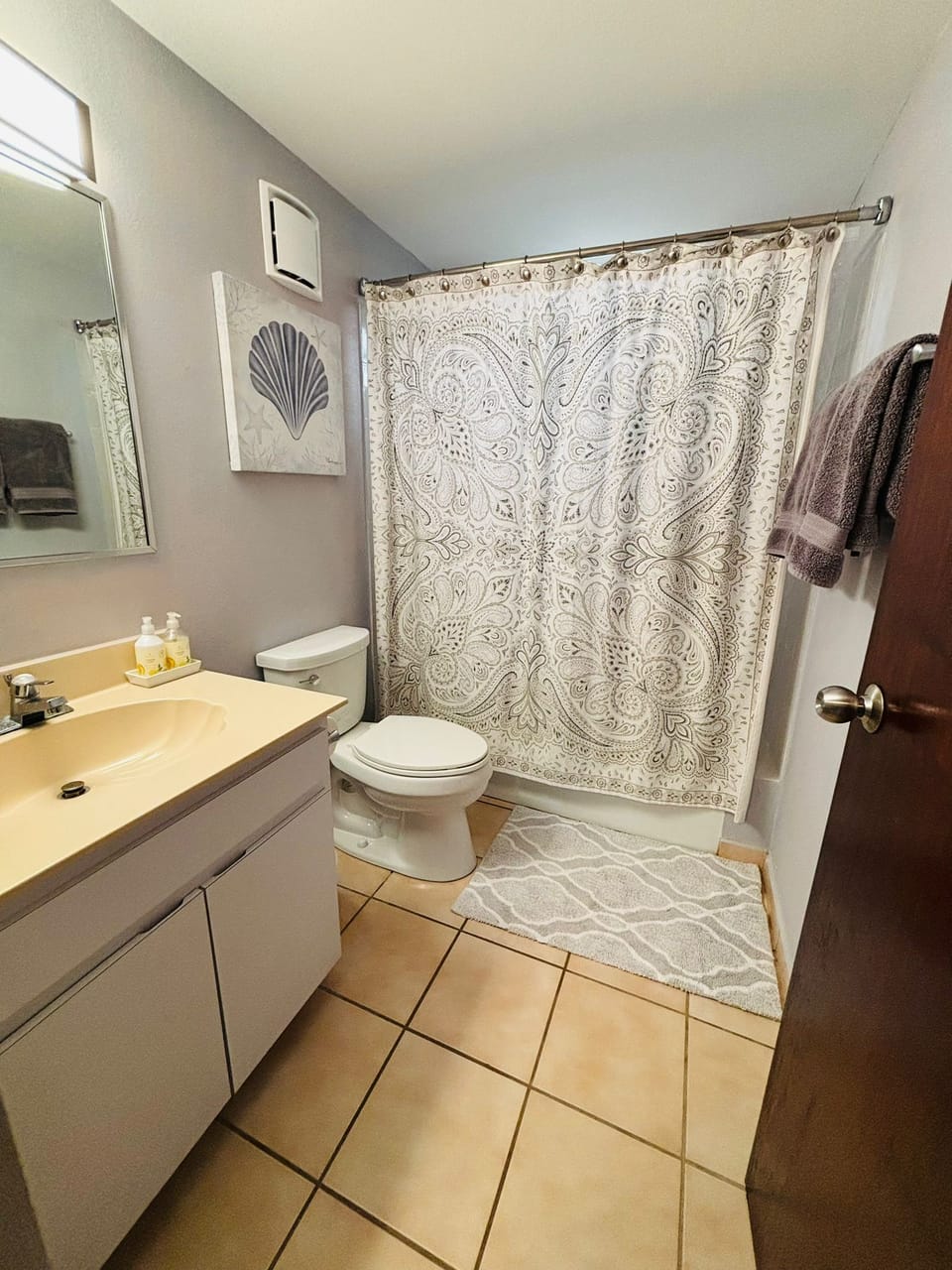 Full bathroom with everything you need