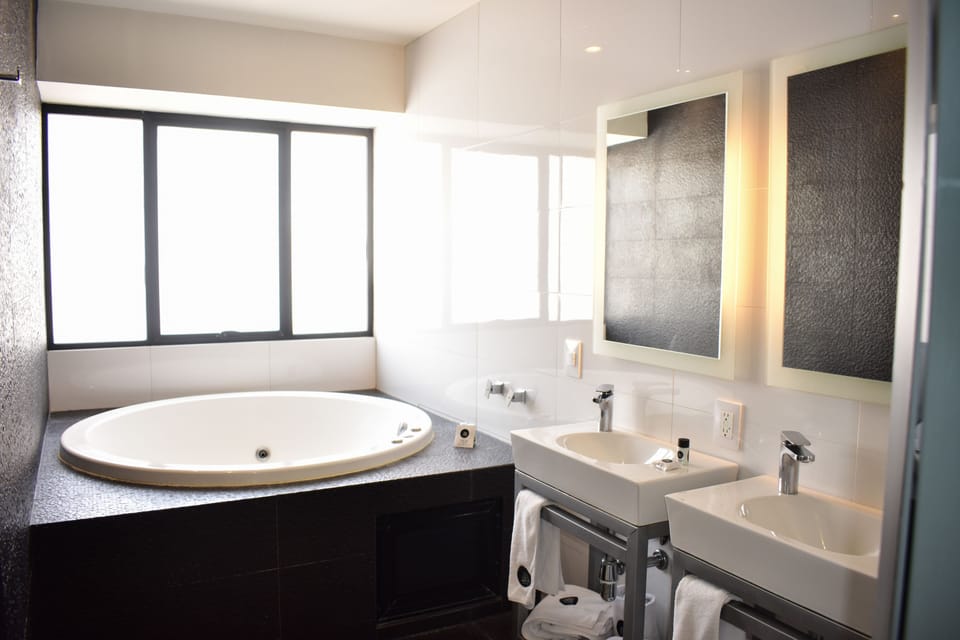 Grand Suite | Bathroom | Free toiletries, hair dryer, towels, soap