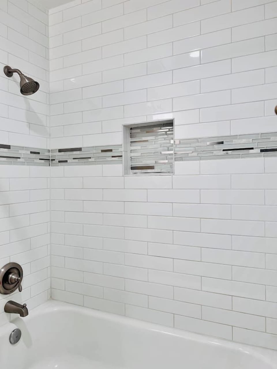 Hallway bathroom with bathtub/shower combo