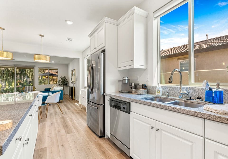 Kitchen complete with Keurig coffee & tea station