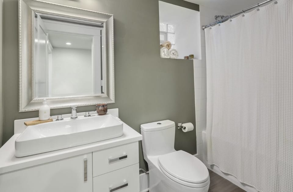 Hall bathroom with tub/shower 
