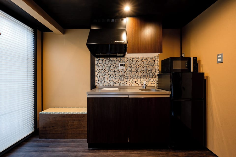 Classic Townhome | Private kitchen | Mini-fridge, microwave, stovetop, coffee/tea maker