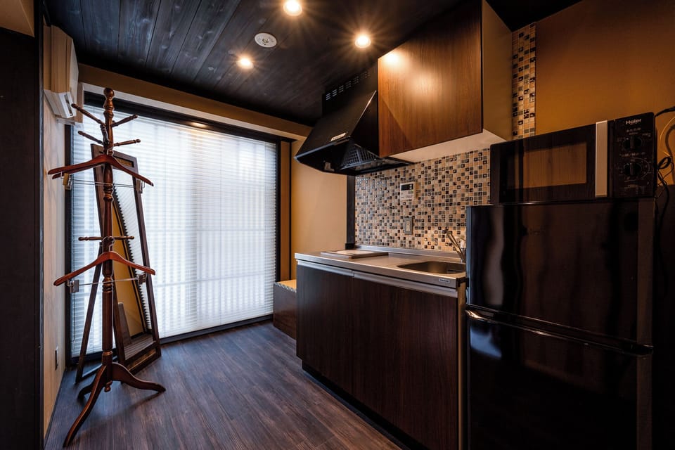 Classic Townhome | Private kitchen | Mini-fridge, microwave, stovetop, coffee/tea maker