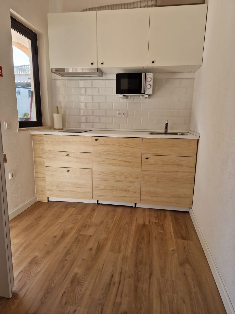 Standard Studio | Private kitchen | Paper towels, dining tables