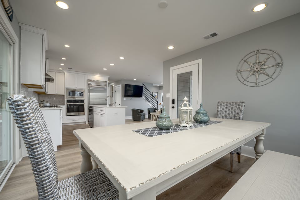 Dining Area to Kitchen
