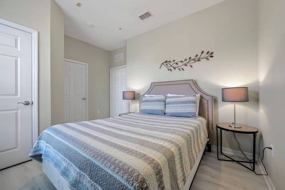 Bedroom with a queen bed