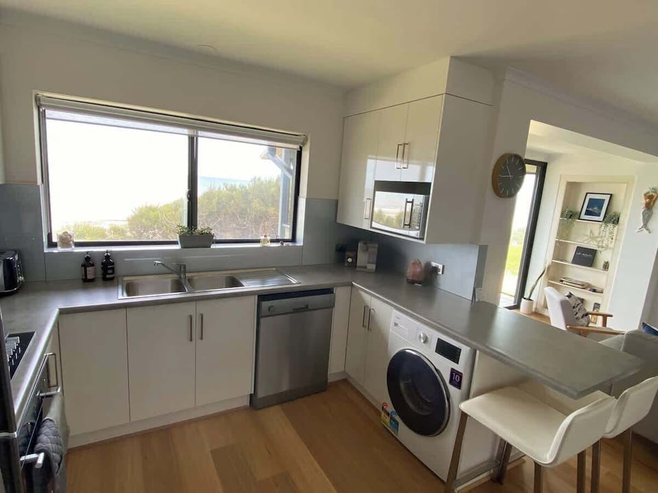 Fully updated kitchen, new dishwasher, cooktop and oven, microwave and washing machine. Breakfast bar with stools to enjoy the view.