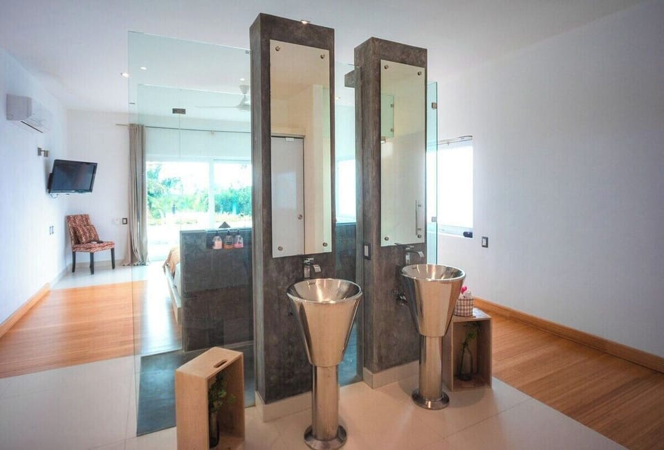 V11 Casa Vista del Caribe  · Caribbean-style with 2-level pool & large garden (229)