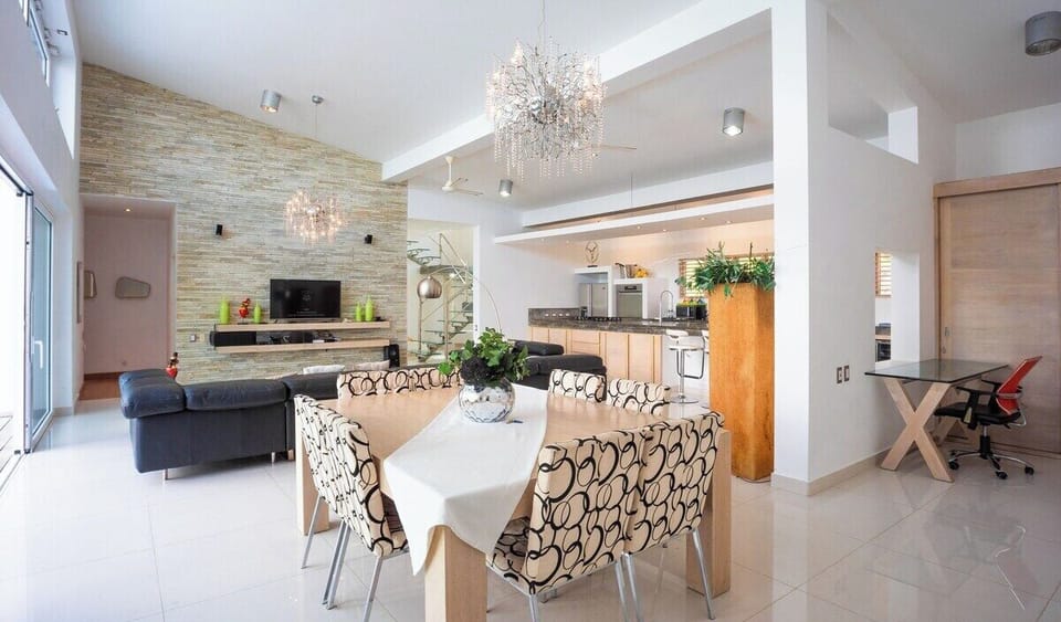 V11 Casa Vista del Caribe  · Caribbean-style with 2-level pool & large garden (221)