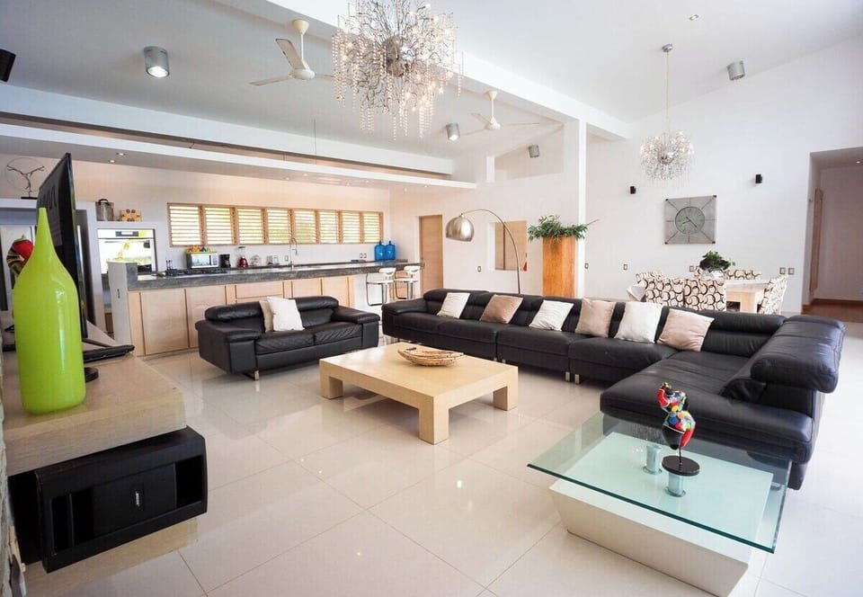 V11 Casa Vista del Caribe  · Caribbean-style with 2-level pool & large garden (217)