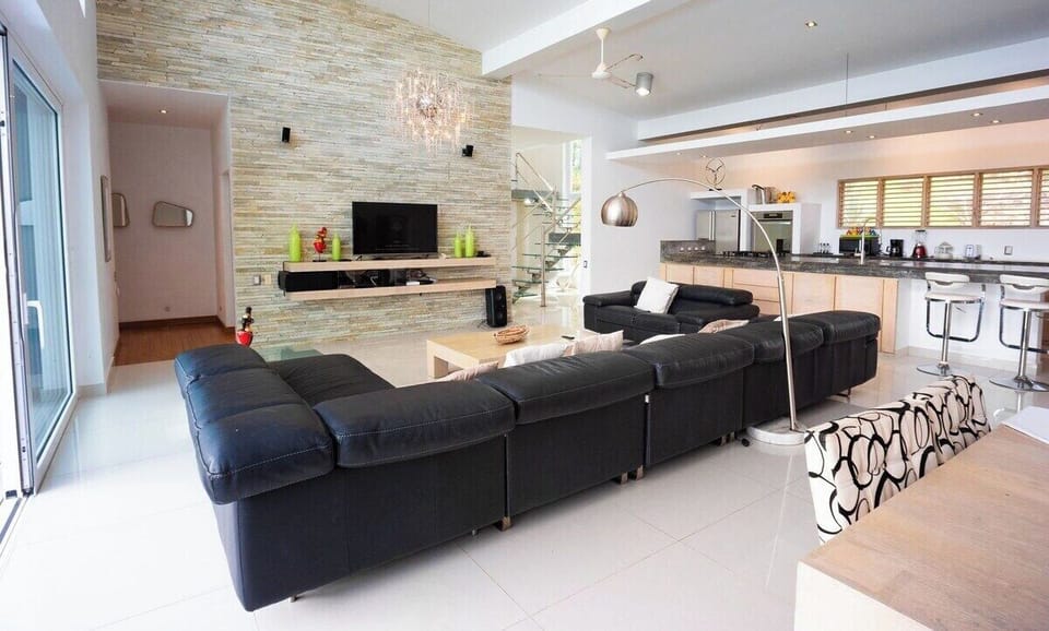 V11 Casa Vista del Caribe  · Caribbean-style with 2-level pool & large garden (211)