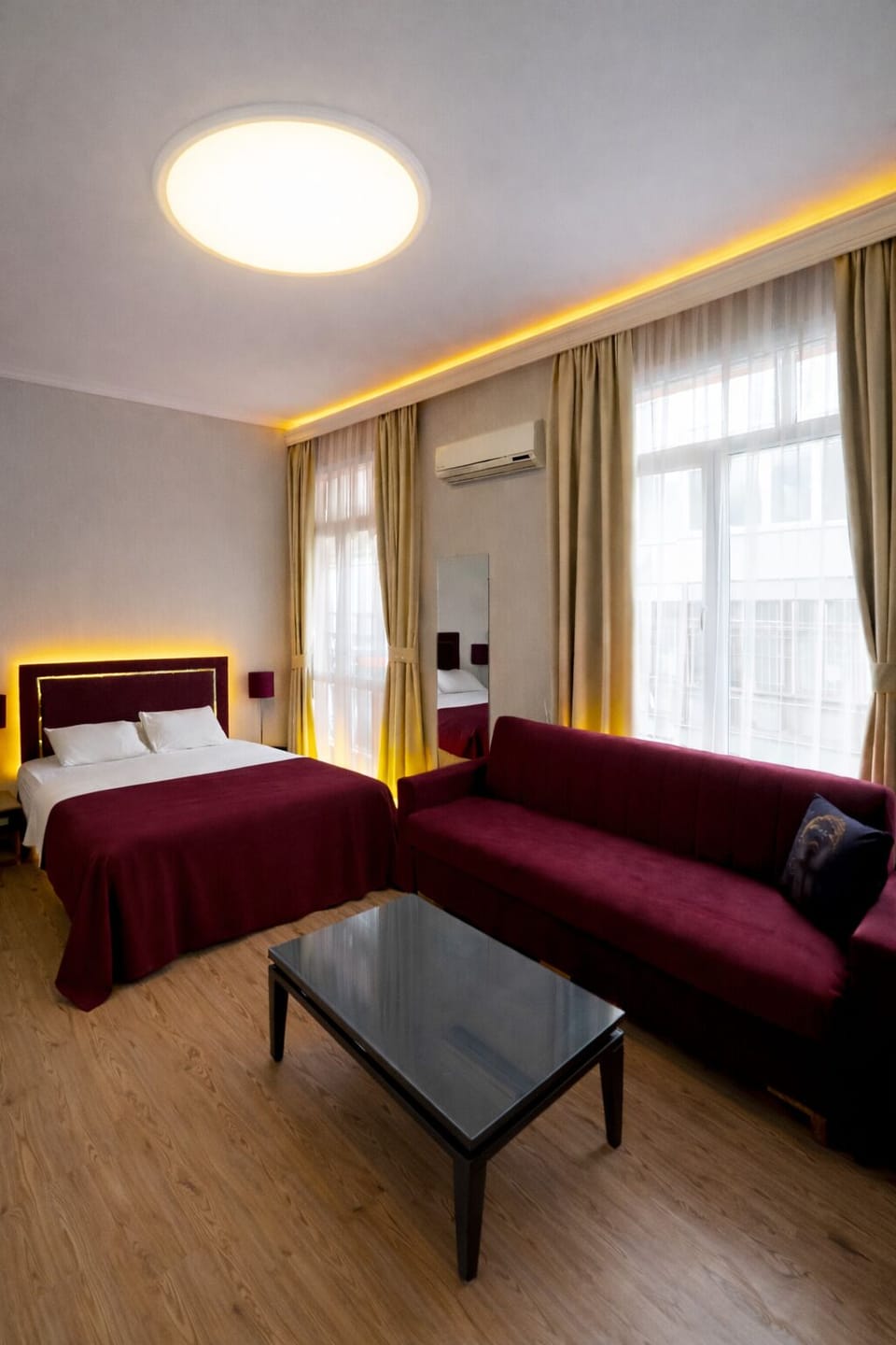 Standard Studio | Hypo-allergenic bedding, desk, laptop workspace, blackout drapes