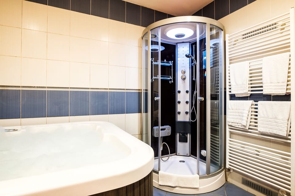 Hot tub, steam room