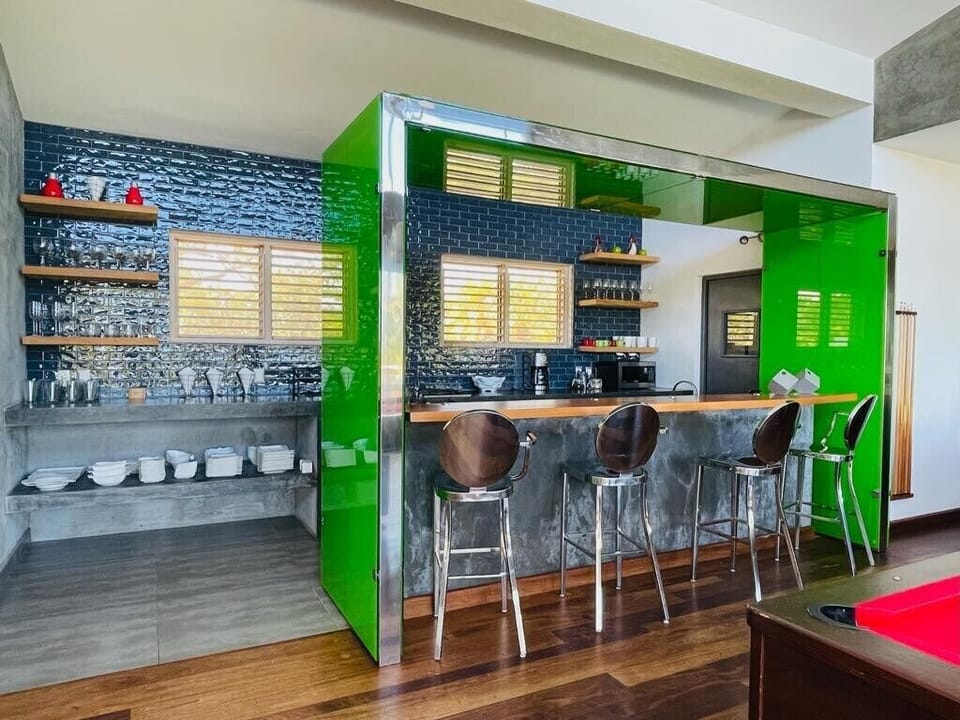 V12 Casa Summerhill  · Luxury villa w/ 2-level pool + bar and pool table (212)