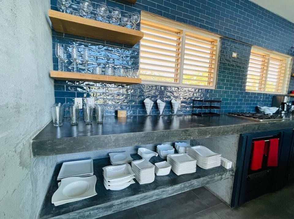 V12 Casa Summerhill  · Luxury villa w/ 2-level pool + bar and pool table (208)