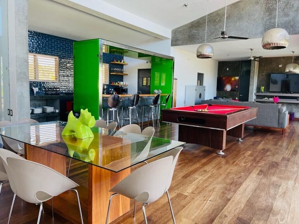 V12 Casa Summerhill  · Luxury villa w/ 2-level pool + bar and pool table (193)