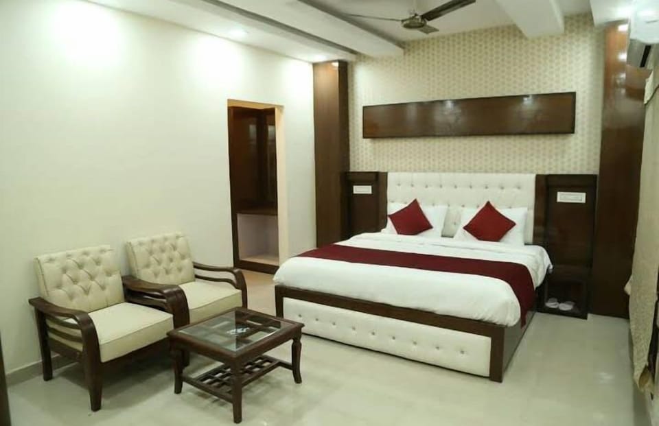 Premium bedding, pillowtop beds, in-room safe, free WiFi