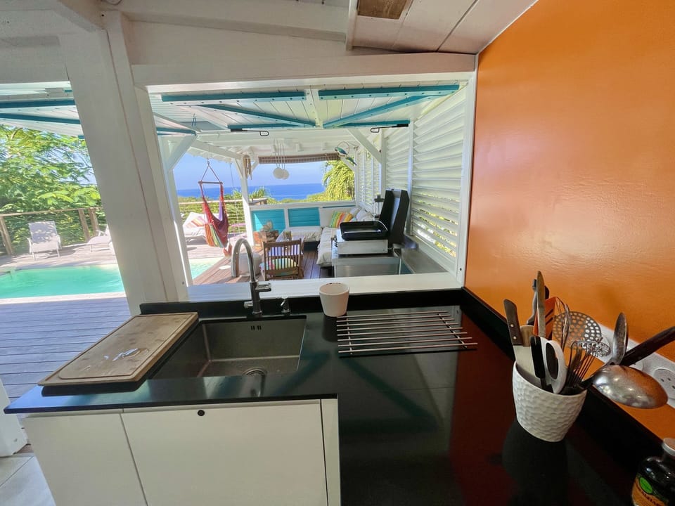 Cuisine villa Orsalina vue mer