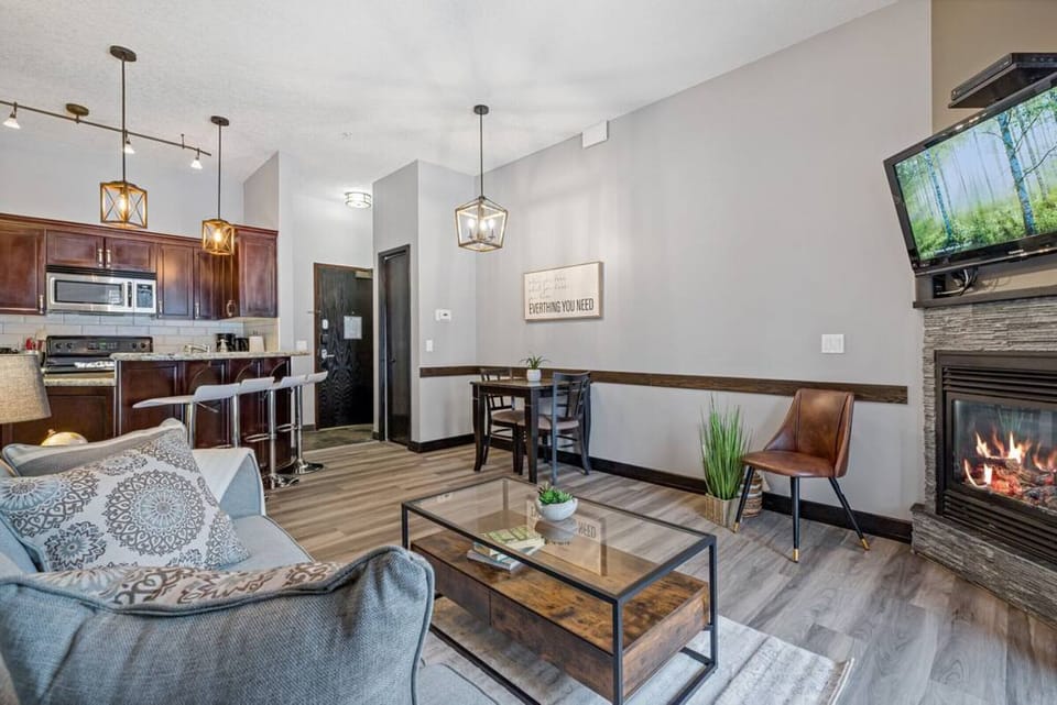 Immaculate apartment, the cleanest Airbnb I have stayed in. Great location and amenities. The host`s communication was great. I would highly recommend staying here and will not hesitate to stay here again. 5 stars from me.