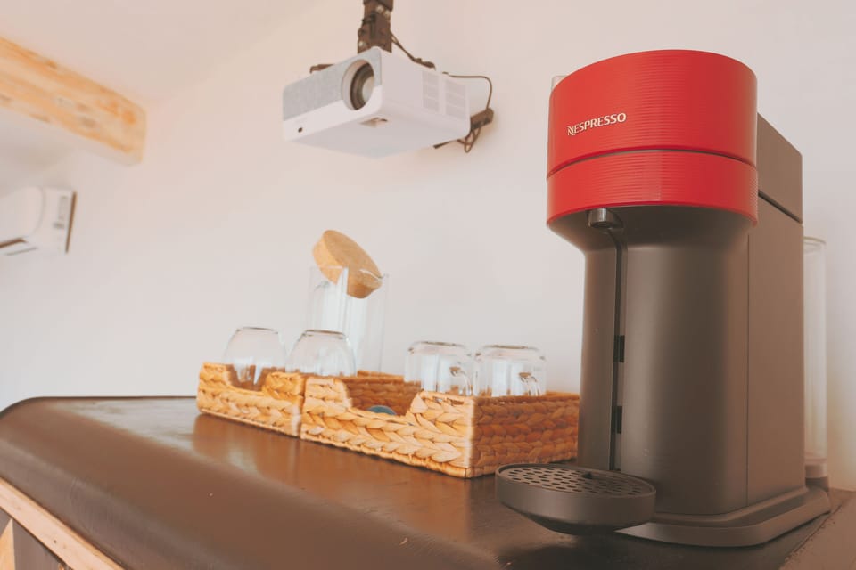 Premium Studio Suite, 1 King Bed | Coffee and/or coffee maker