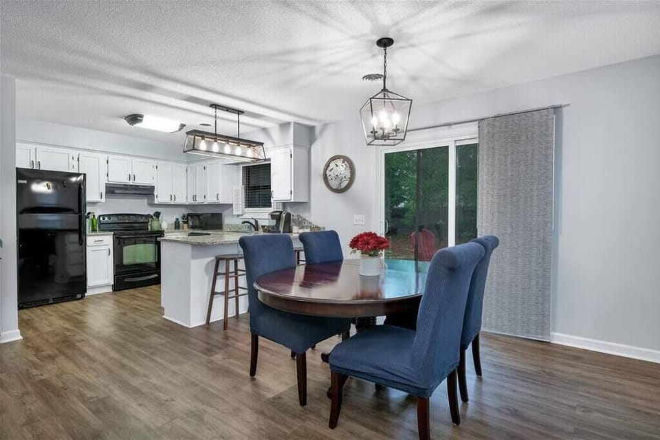 Kitchen/Dining Area