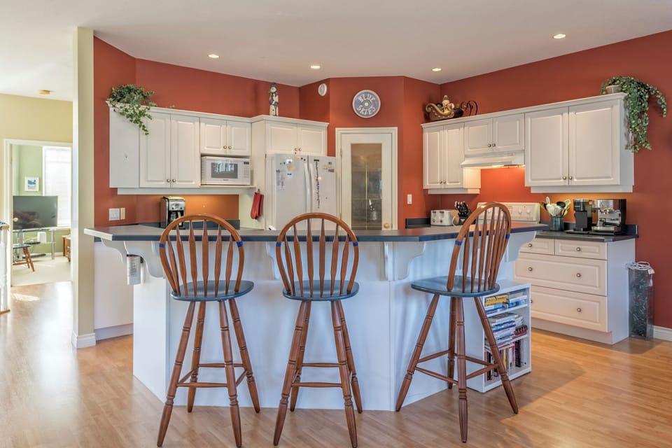 Kitchen - Breakfast Bar - Seats 3 